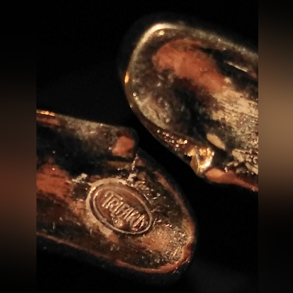 Vintage "Trifari" Gold Toned & Pink Enamel Hinged Bangle Clamper Cuff Bracelet - Picture 5 of 5